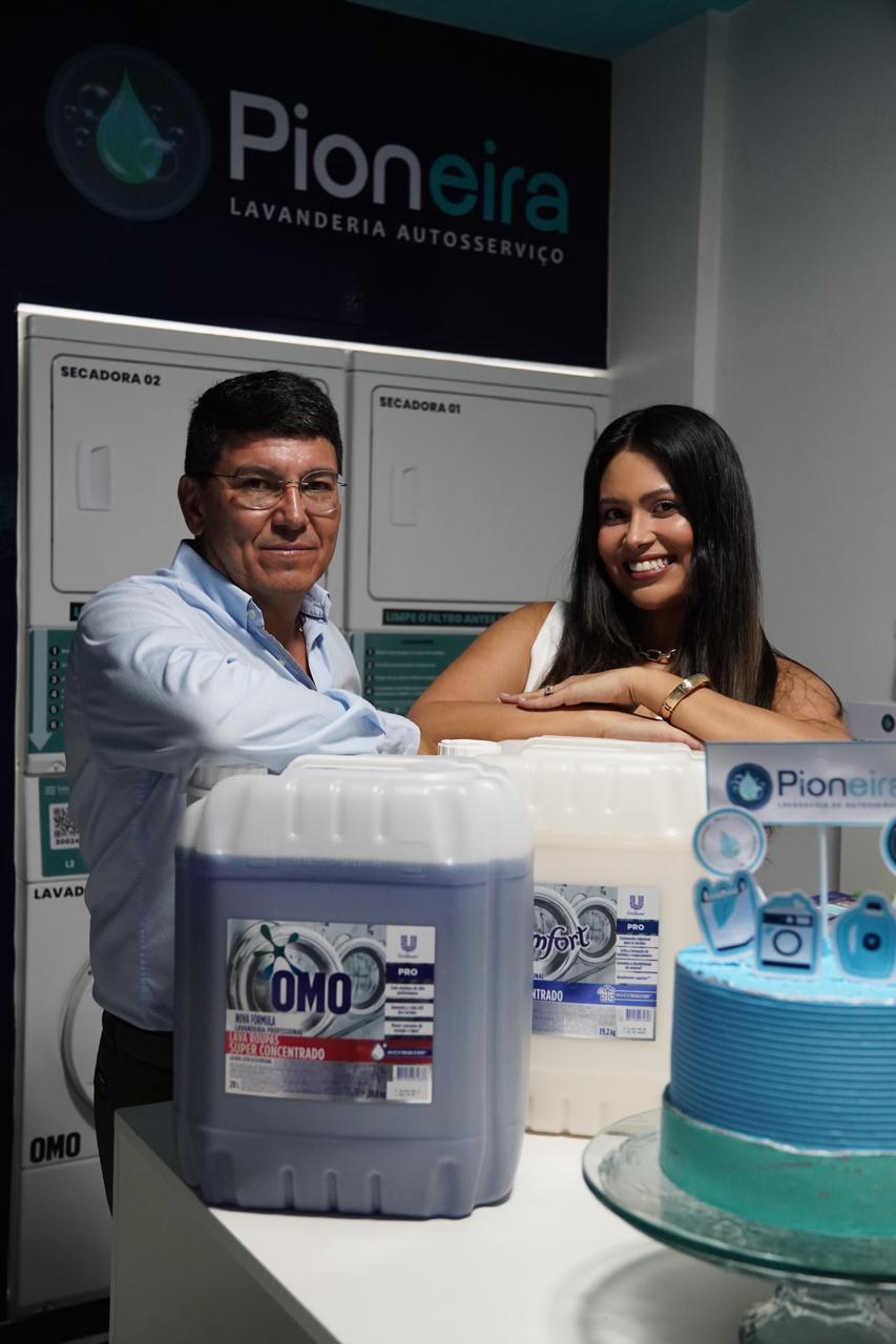 Pai e filha, fundadores da Pioneira, na inauguração da lavanderia em Sousa-PB